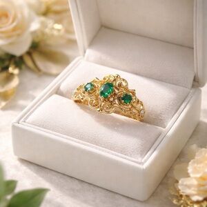 Women’s gold emerald ring